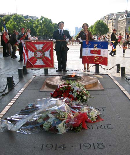 La Flamme portée à l'Arc de Triomphe