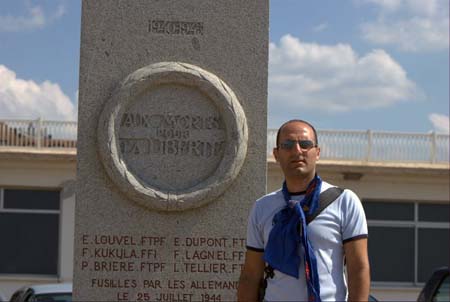 La Flamme Eternelle des Anciens déportés de Dachau portée par Fabrice Hayoun au mois d'août 2008 à Deauville devant le monument aux Résistants fusillés