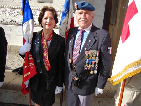 La Flamme Eternelle portée par Claudine Bertin à l'Arc de Triomphe en compagnie Porte Drapeau de la  FACS, Mr. Joseph Surowiec