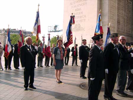 La Flamme Eternelle à l'Arc deTriomphe portée par Claudine Bertin pour la journée nationale de la Déportation en 2008