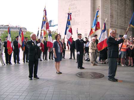 La Flamme Eternelle à l'Arc deTriomphe portée par Claudine Bertin pour la journée nationale de la Déportation en 2008