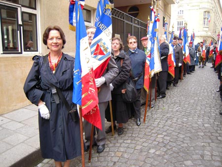 La Flamme portée par Claudine Bertin devant le mémorial rue Geoffroy Lasnier