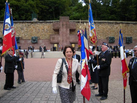 La Flamme portée par Claudine Bertin au Mont Valérien le 18 juin 2009