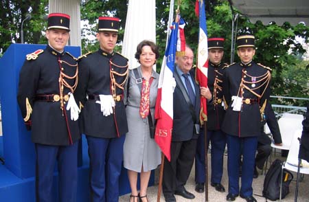 La Flamme Eternelle portée par Claudine Bertin aux cérémonies du Vel d'Hiv 2008